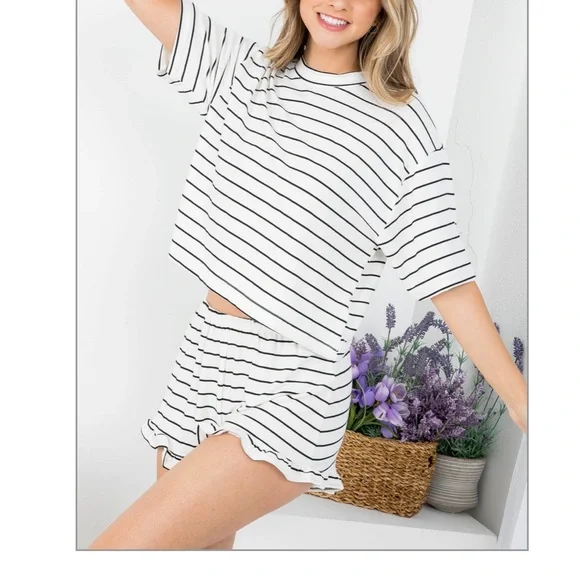 Boutique Black and white striped lounge set - Picture 4 of 10